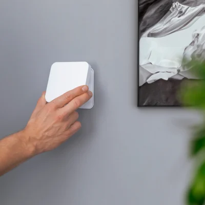 smart_thermostat_mounting_lifestyle_1x1_0710_00_01